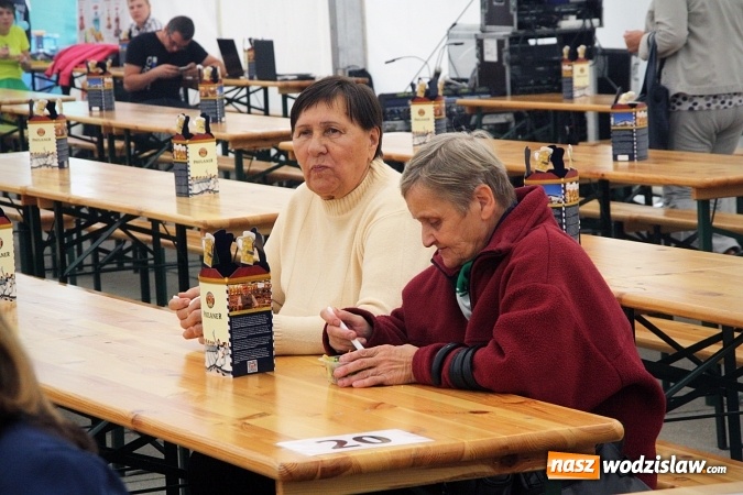 Zdjęcie w galerii na portalu naszwodzislaw.com: Oktoberfest w Wodzisławiu: Kucharz piłkarskiej reprezentacji Polski gotował na rynku wiadomości z regionu