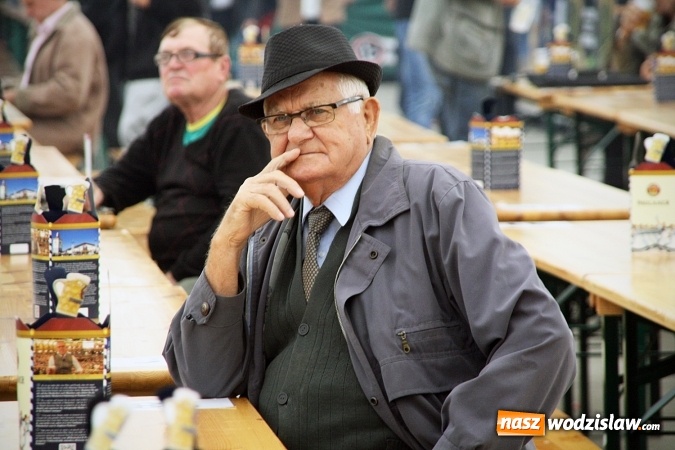 Zdjęcie w galerii na portalu naszwodzislaw.com: Oktoberfest w Wodzisławiu: Kucharz piłkarskiej reprezentacji Polski gotował na rynku wiadomości z regionu
