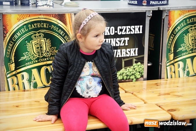 Zdjęcie w galerii na portalu naszwodzislaw.com: Oktoberfest w Wodzisławiu: Kucharz piłkarskiej reprezentacji Polski gotował na rynku wiadomości z regionu