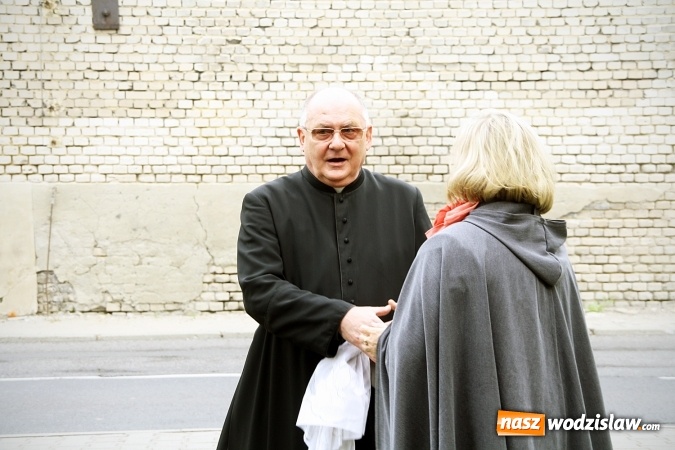 Zdjęcie w galerii na portalu naszwodzislaw.com: Peregrynacja papieskiego krzyża w wodzisławskim Kole Towarzystwa Pomocy im. św. Brata Alberta wiadomości z regionu