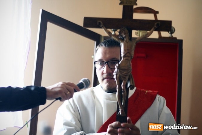 Zdjęcie w galerii na portalu naszwodzislaw.com: Peregrynacja papieskiego krzyża w wodzisławskim Kole Towarzystwa Pomocy im. św. Brata Alberta wiadomości z regionu