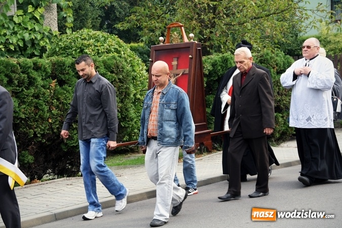 Zdjęcie w galerii na portalu naszwodzislaw.com: Peregrynacja papieskiego krzyża w wodzisławskim Kole Towarzystwa Pomocy im. św. Brata Alberta wiadomości z regionu
