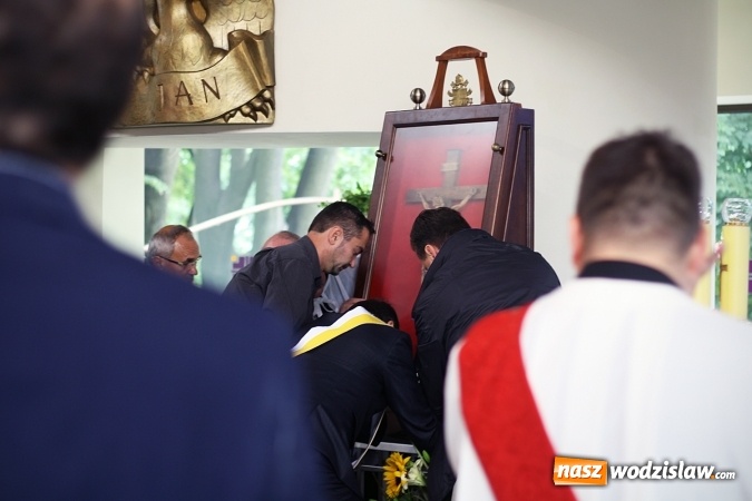 Zdjęcie w galerii na portalu naszwodzislaw.com: Peregrynacja papieskiego krzyża w wodzisławskim Kole Towarzystwa Pomocy im. św. Brata Alberta wiadomości z regionu