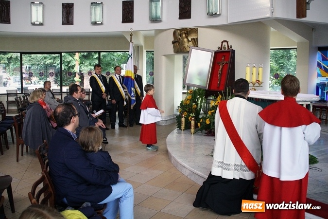Zdjęcie w galerii na portalu naszwodzislaw.com: Peregrynacja papieskiego krzyża w wodzisławskim Kole Towarzystwa Pomocy im. św. Brata Alberta wiadomości z regionu