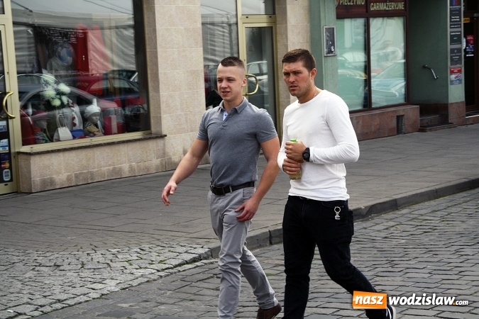 Zdjęcie w galerii na portalu naszwodzislaw.com: Oktoberfest w Wodzisławiu: Ryk silników i zapach benzyny, czyli zlot BMW na rynku wiadomości z regionu