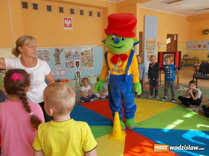 Zdjęcie w galerii na portalu naszwodzislaw.com: Magik i Wodzik z okazji Dnia Przedszkolaka w PP numer 18  wiadomości z regionu