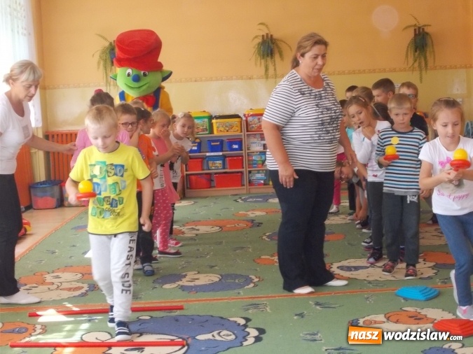 Zdjęcie w galerii na portalu naszwodzislaw.com: Magik i Wodzik z okazji Dnia Przedszkolaka w PP numer 18  wiadomości z regionu