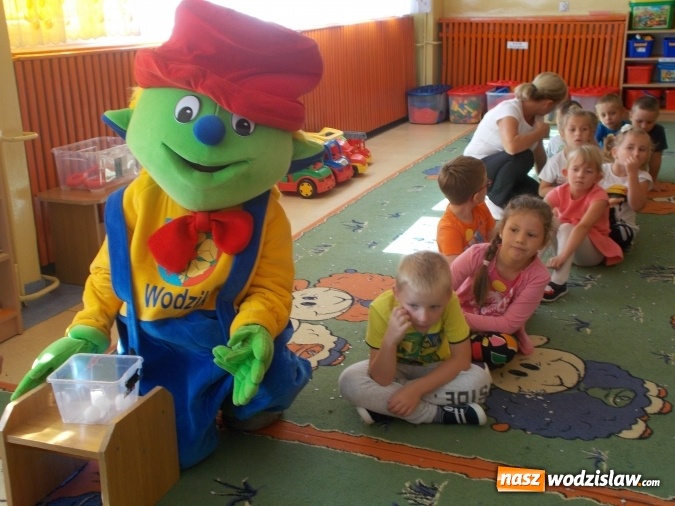 Zdjęcie w galerii na portalu naszwodzislaw.com: Magik i Wodzik z okazji Dnia Przedszkolaka w PP numer 18  wiadomości z regionu