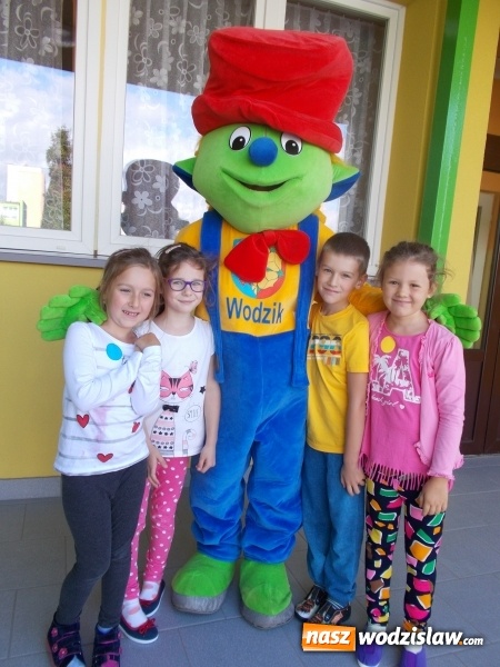 Zdjęcie w galerii na portalu naszwodzislaw.com: Magik i Wodzik z okazji Dnia Przedszkolaka w PP numer 18  wiadomości z regionu