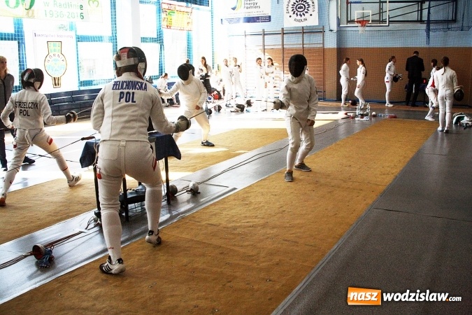 Zdjęcie w galerii na portalu naszwodzislaw.com: Emocje na najwyższym poziomie. Szpadzistki opanowały MOSiR w Radlinie wiadomości z regionu