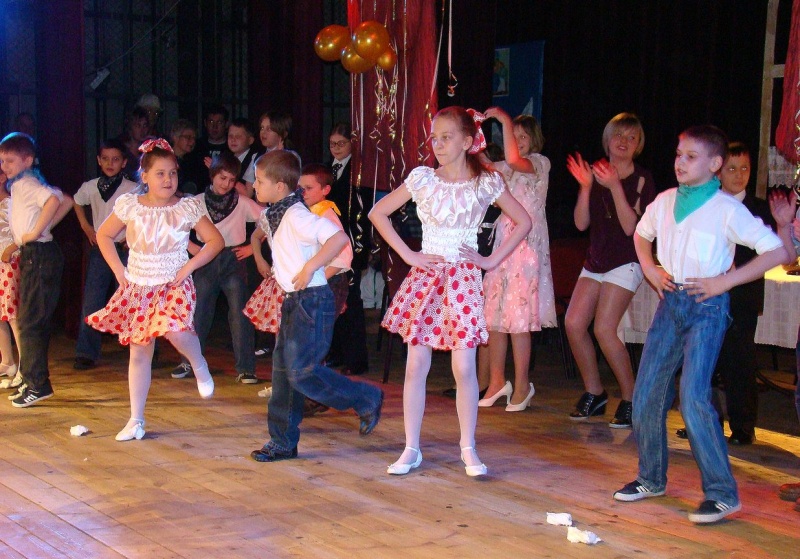 Zdjęcie w galerii na portalu naszwodzislaw.com: Wszyscy uczniowie na jednej scenie wiadomości z regionu