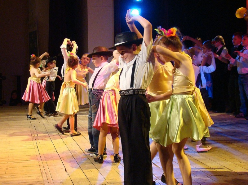 Zdjęcie w galerii na portalu naszwodzislaw.com: Wszyscy uczniowie na jednej scenie wiadomości z regionu