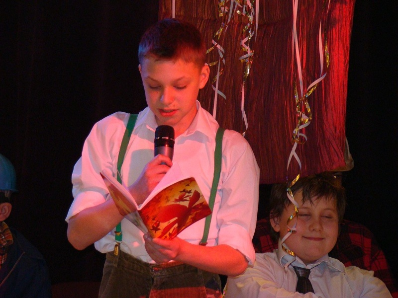 Zdjęcie w galerii na portalu naszwodzislaw.com: Wszyscy uczniowie na jednej scenie wiadomości z regionu