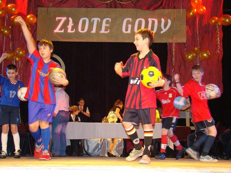 Zdjęcie w galerii na portalu naszwodzislaw.com: Wszyscy uczniowie na jednej scenie wiadomości z regionu