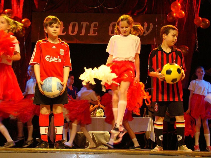 Zdjęcie w galerii na portalu naszwodzislaw.com: Wszyscy uczniowie na jednej scenie wiadomości z regionu