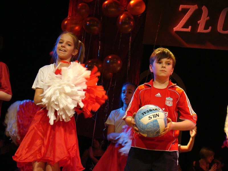 Zdjęcie w galerii na portalu naszwodzislaw.com: Wszyscy uczniowie na jednej scenie wiadomości z regionu