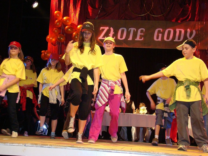 Zdjęcie w galerii na portalu naszwodzislaw.com: Wszyscy uczniowie na jednej scenie wiadomości z regionu