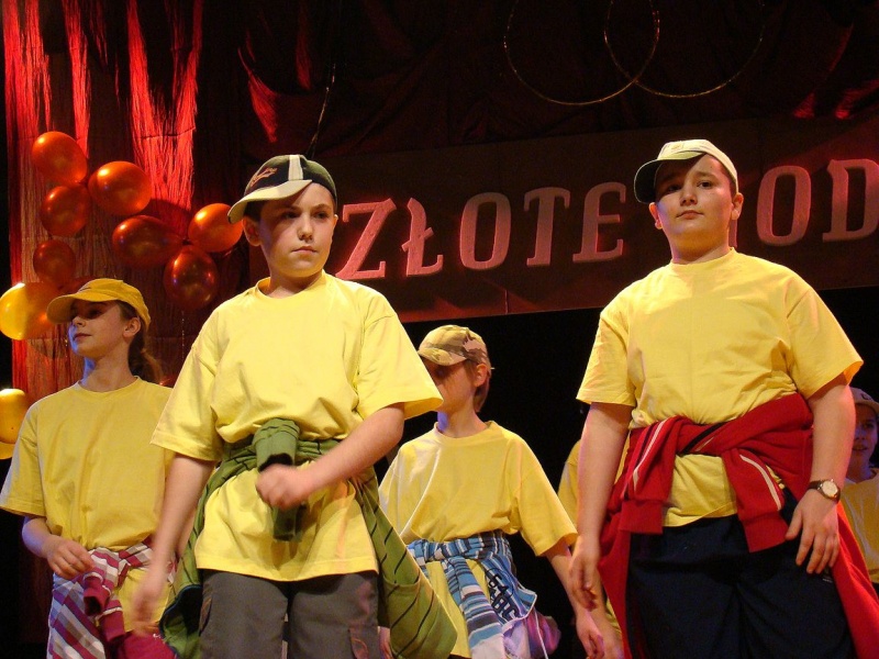 Zdjęcie w galerii na portalu naszwodzislaw.com: Wszyscy uczniowie na jednej scenie wiadomości z regionu