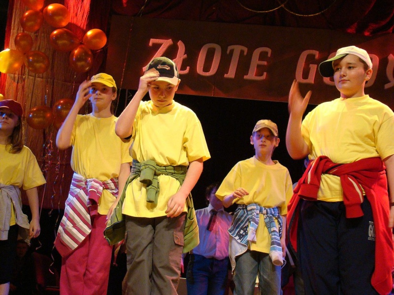 Zdjęcie w galerii na portalu naszwodzislaw.com: Wszyscy uczniowie na jednej scenie wiadomości z regionu