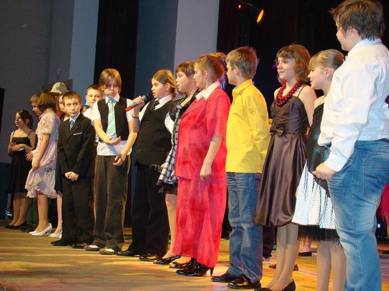 Zdjęcie w galerii na portalu naszwodzislaw.com: Wszyscy uczniowie na jednej scenie wiadomości z regionu