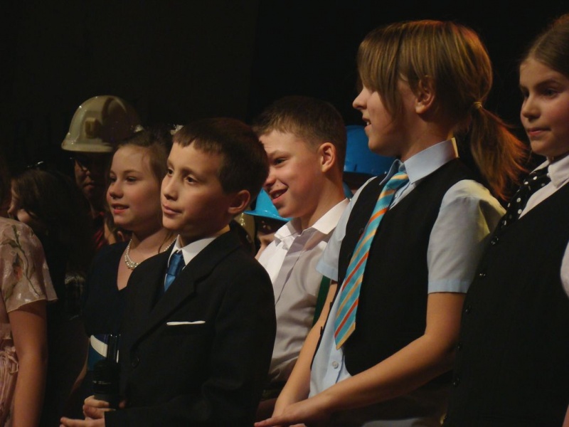 Zdjęcie w galerii na portalu naszwodzislaw.com: Wszyscy uczniowie na jednej scenie wiadomości z regionu