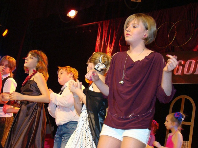 Zdjęcie w galerii na portalu naszwodzislaw.com: Wszyscy uczniowie na jednej scenie wiadomości z regionu