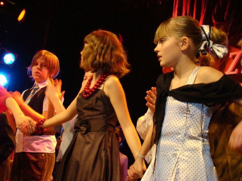 Zdjęcie w galerii na portalu naszwodzislaw.com: Wszyscy uczniowie na jednej scenie wiadomości z regionu