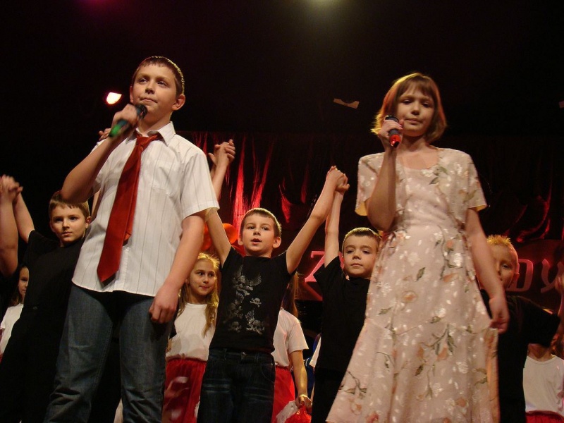 Zdjęcie w galerii na portalu naszwodzislaw.com: Wszyscy uczniowie na jednej scenie wiadomości z regionu