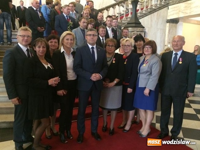 Zdjęcie w galerii na portalu naszwodzislaw.com: Mszańscy urzędnicy z wójtem na czele nagrodzeni za długoletnią służbę  wiadomości z regionu