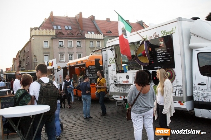 Zdjęcie w galerii na portalu naszwodzislaw.com: Trwa I Zlot Food Truck&oacute;w w Wodzisławiu Śląskim wiadomości z regionu