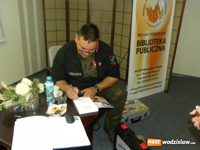 Zdjęcie w galerii na portalu naszwodzislaw.com: Piotr Kulczyna w wodzisławskiej bibliotece. Podróżnik opowiadał o swoich niesamowitych przygodach wiadomości z regionu