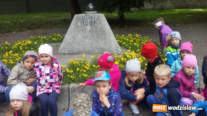 Zdjęcie w galerii na portalu naszwodzislaw.com: Wycieczka ulicami starego miasta. Przedszkolaki z szesnastki poznawały historię Wodzisławia wiadomości z regionu