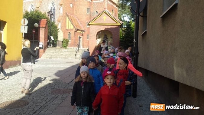 Zdjęcie w galerii na portalu naszwodzislaw.com: Wycieczka ulicami starego miasta. Przedszkolaki z szesnastki poznawały historię Wodzisławia wiadomości z regionu