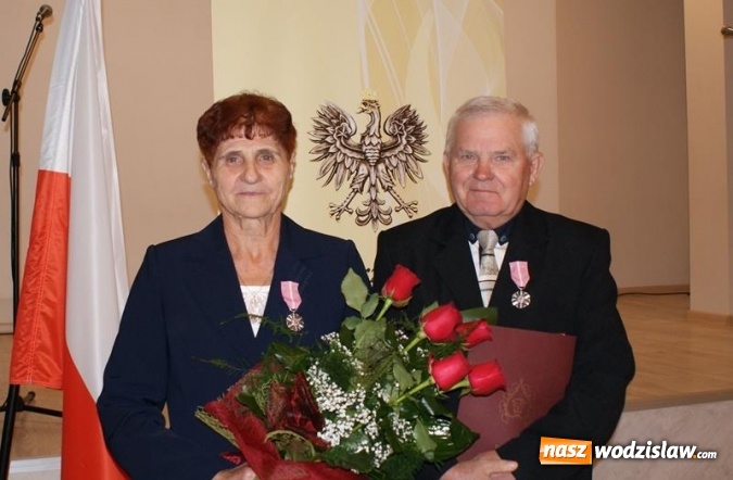 Zdjęcie w galerii na portalu naszwodzislaw.com: Pary małżeńskie z 50-letnim i 60-letnim stażem odebrały medale wiadomości z regionu