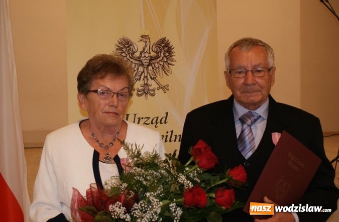 Zdjęcie w galerii na portalu naszwodzislaw.com: Pary małżeńskie z 50-letnim i 60-letnim stażem odebrały medale wiadomości z regionu