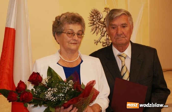 Zdjęcie w galerii na portalu naszwodzislaw.com: Pary małżeńskie z 50-letnim i 60-letnim stażem odebrały medale wiadomości z regionu