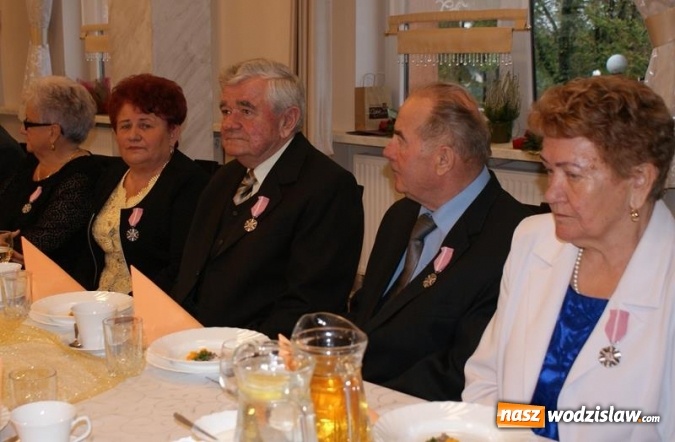 Zdjęcie w galerii na portalu naszwodzislaw.com: Pary małżeńskie z 50-letnim i 60-letnim stażem odebrały medale wiadomości z regionu