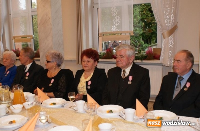 Zdjęcie w galerii na portalu naszwodzislaw.com: Pary małżeńskie z 50-letnim i 60-letnim stażem odebrały medale wiadomości z regionu