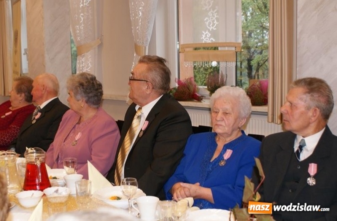 Zdjęcie w galerii na portalu naszwodzislaw.com: Pary małżeńskie z 50-letnim i 60-letnim stażem odebrały medale wiadomości z regionu