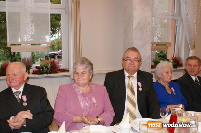 Zdjęcie w galerii na portalu naszwodzislaw.com: Pary małżeńskie z 50-letnim i 60-letnim stażem odebrały medale wiadomości z regionu