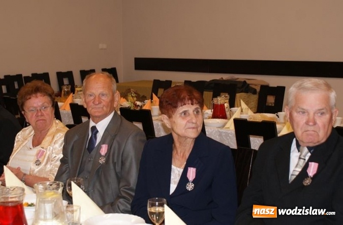 Zdjęcie w galerii na portalu naszwodzislaw.com: Pary małżeńskie z 50-letnim i 60-letnim stażem odebrały medale wiadomości z regionu