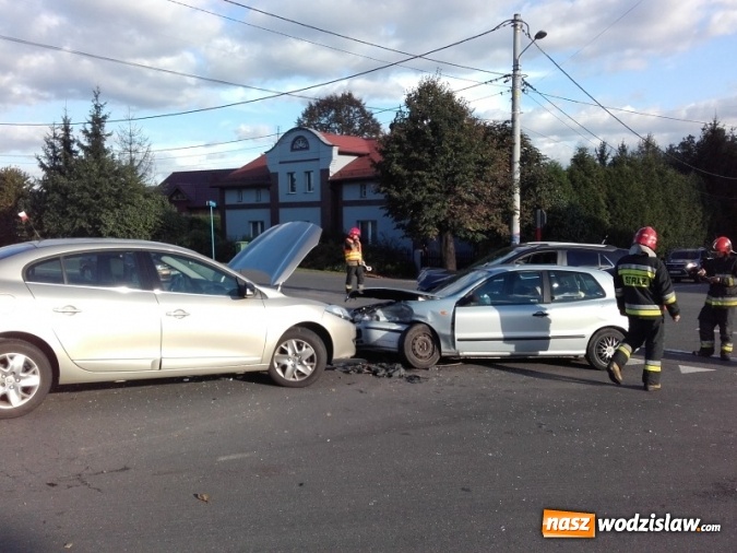 Zdjęcie w galerii na portalu naszwodzislaw.com: Zderzenie trzech aut w Połomi. Cztery osoby poszkodowane  wiadomości z regionu