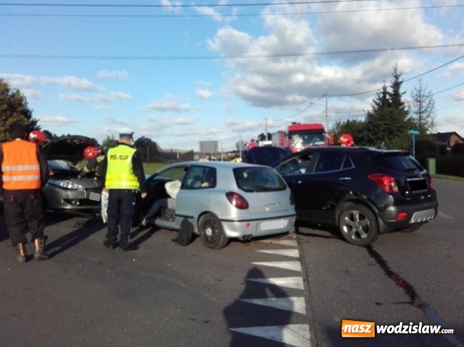 Zdjęcie w galerii na portalu naszwodzislaw.com: Zderzenie trzech aut w Połomi. Cztery osoby poszkodowane  wiadomości z regionu