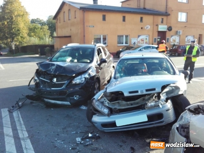 Zdjęcie w galerii na portalu naszwodzislaw.com: Zderzenie trzech aut w Połomi. Cztery osoby poszkodowane  wiadomości z regionu