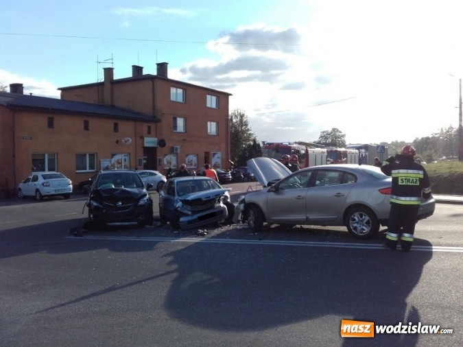 Zdjęcie w galerii na portalu naszwodzislaw.com: Zderzenie trzech aut w Połomi. Cztery osoby poszkodowane  wiadomości z regionu