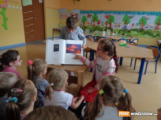 Zdjęcie w galerii na portalu naszwodzislaw.com: Erupcja wulkanu w przedszkolnym laboratorium  wiadomości z regionu