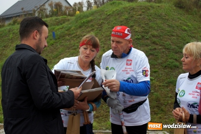 Zdjęcie w galerii na portalu naszwodzislaw.com: Kolejna Sztafeta Papieska przebiegła przez Mszanę do Wadowic i Krakowa wiadomości z regionu