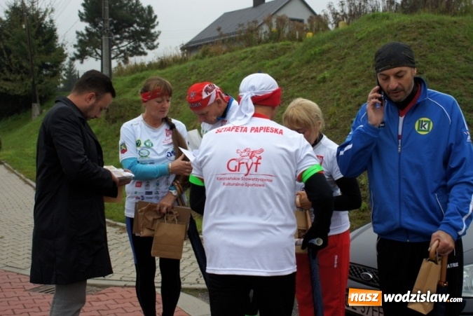 Zdjęcie w galerii na portalu naszwodzislaw.com: Kolejna Sztafeta Papieska przebiegła przez Mszanę do Wadowic i Krakowa wiadomości z regionu
