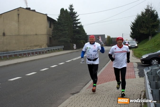 Zdjęcie w galerii na portalu naszwodzislaw.com: Kolejna Sztafeta Papieska przebiegła przez Mszanę do Wadowic i Krakowa wiadomości z regionu