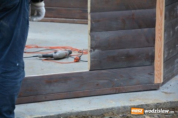 Zdjęcie w galerii na portalu naszwodzislaw.com: Rodzinny Park Rozrywki: Ruszyła budowa chatki solankowej  wiadomości z regionu